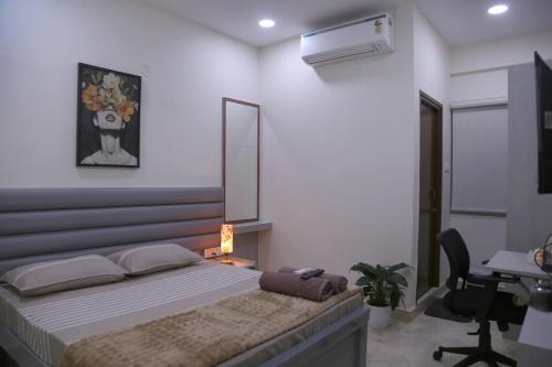 Serilingampally Apartment | Yendluri's- QueenBed Room-25 Kondapur, Gachibowli