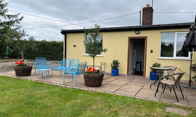 Onneley House | Yew Tree Bungalow, Onneley, Cheshire - Sleeps 4