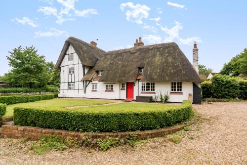 Moulsoe House | Yew Tree Cottage- Sleeps 12 Garden & Pet-Friendly