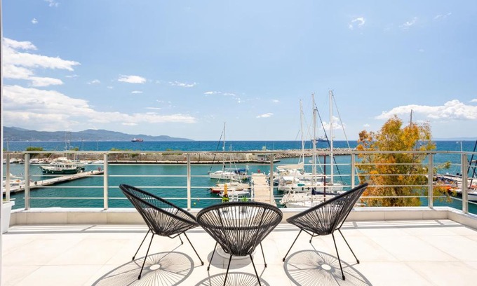 Kalamata Marina Apartment | Yin & Yang Studio, Marina Hideout in Kalamata (B3)