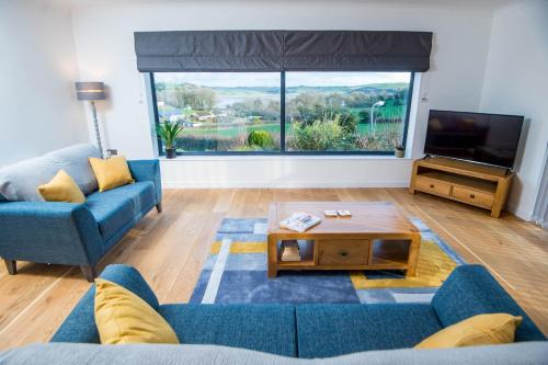Laugharne House | York Lodge- Spacious 3 bed bungalow with wonderful estuary views
