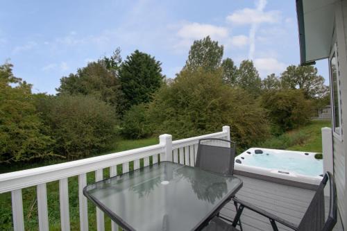 Allerthorpe Cabin | Yorkshire Lodge with Hot Tub