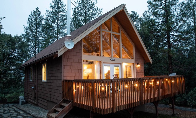 Groveland Cabin | Yosemite Retreat: Pet-Friendly Hilltop Cabin in Tranquil Surroundings
