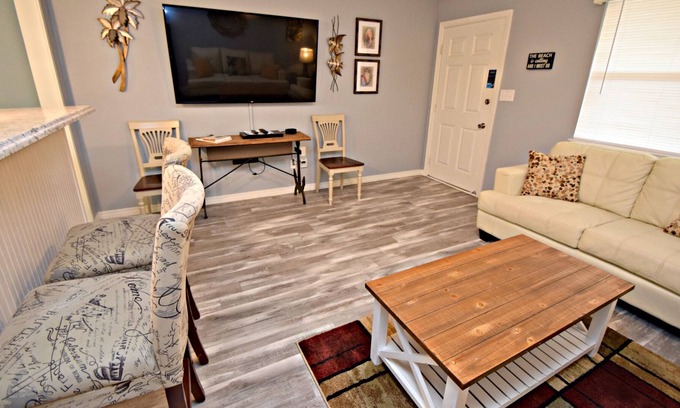 Gulf Shores Condo | 🌴You CAN afford Paradise- Kick your shoes off and relax with us! ⛱️🐚
