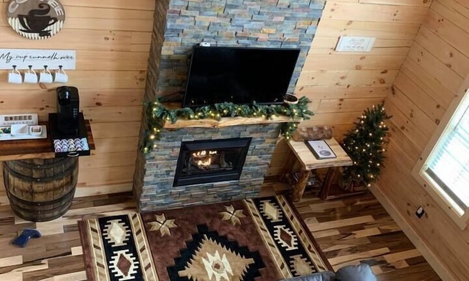 Campbellsville Cabin | You & Me , Deer! Anniversary - Honeymoon Cabin