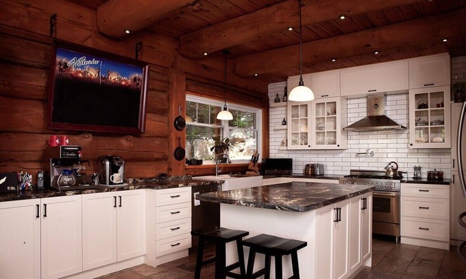 Les Pays-d'en-Haut Regional County Municipality Ski Chalet | You’ll be charmed by this stunning log cabin perched on the mountainside.