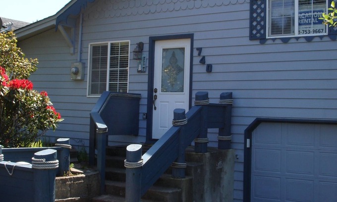 Logsden House | You’ll love the 5js Beach House at the Devil's Punchbowl with 2 beaches!