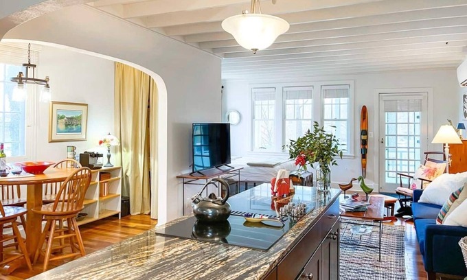 West Annapolis Cottage | Your Annapolis Waterfront retreat - a short walk to Navy Football Home Games - Navy v. South Florida 11/15/25 weekend still available! Or the USNA Gospel Choir Concert weekend of 10/17/25
