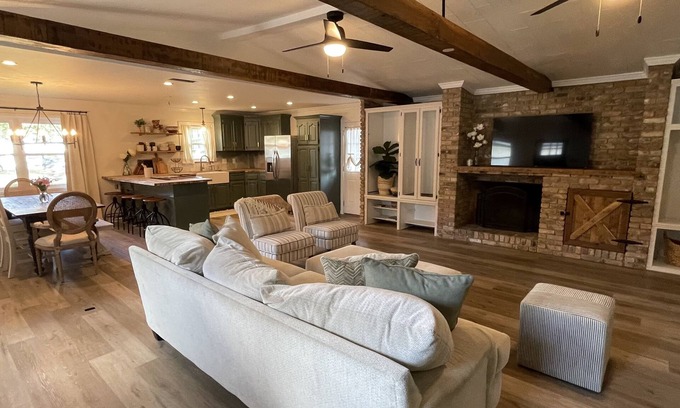 Lafayette House | Your Cajun Adventure Starts Here!