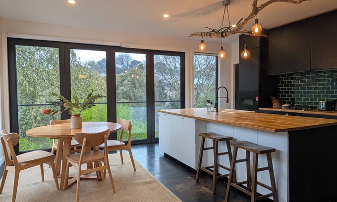 South Launceston House | Your CBD Treetop Base | Parking, Wifi & Views