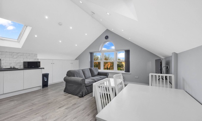 Forest Gate Apartment | Your Cosy Stay Modern 2 Double Bedroom Flat Fully Furnished - 5 Mins walk to Stn