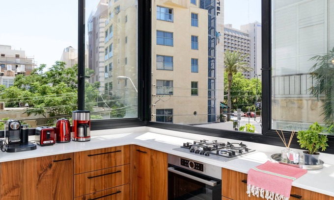 Old North Apartment | Your feet in the water! JABOTINSKY/HILTON