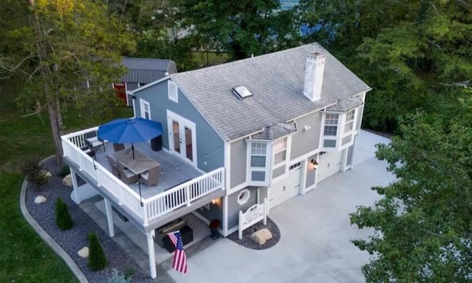 Farmington House | Your home away from home in downtown, historic Farmington!