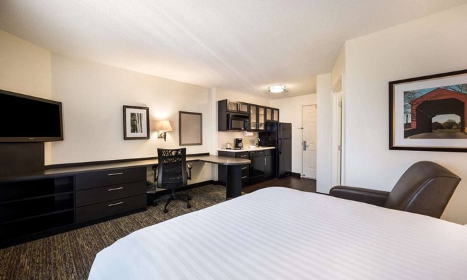 West Des Moines Resort | Your Home Away from Home in West Des Moines! Pet-friendly, Full Kitchen!