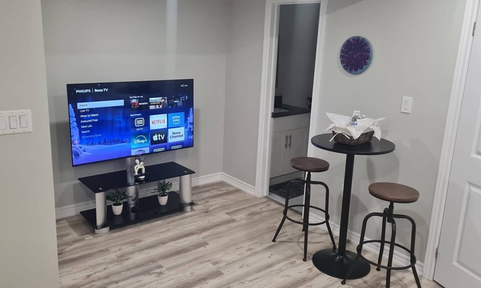 Niagara Falls House | YOUR home @ the FALLS - 10 mins from the FALLS n5 mins from plazas & mall