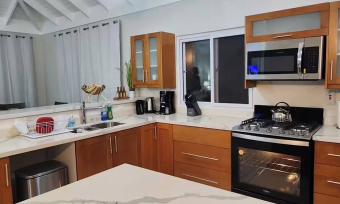 Barbican Apartment | Your Kingston stay with WiFi, AC and more!