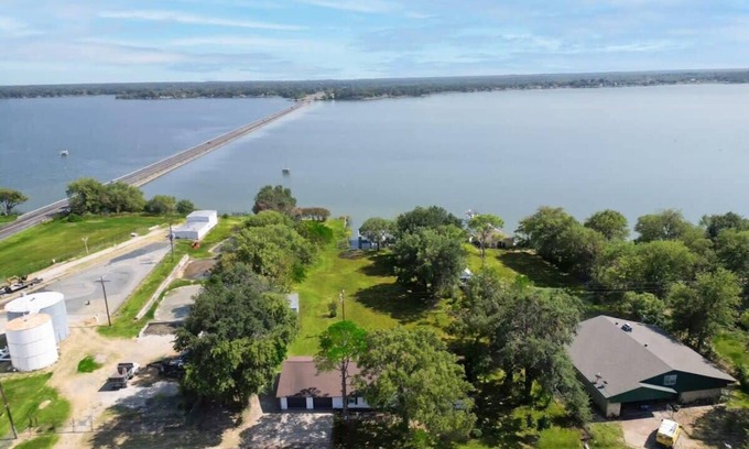 Quinlan House | Your Lakeside Destination - 3 Bedrooms, Lake Access