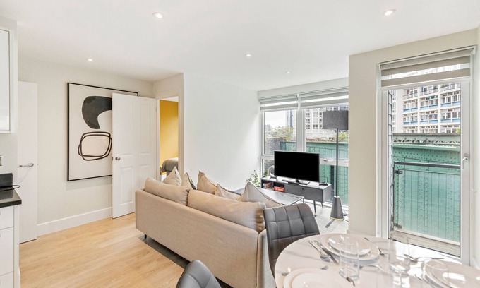 Elephant and Castle Apartment | Your London Home: 1BR Flat with Modern Amenities