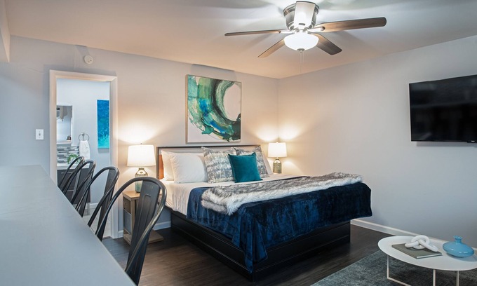 Hyde Park Apartment | Your Montrose Studios! Sleeps 62/31BR/31BA/25PA ⭐️⭐️⭐️⭐️⭐️