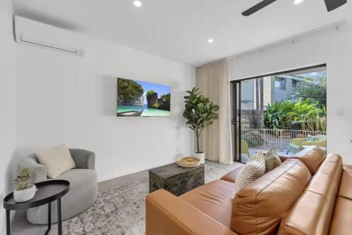 Noosaville Apartment | Your Noosa HQ - modern apartment near everything!