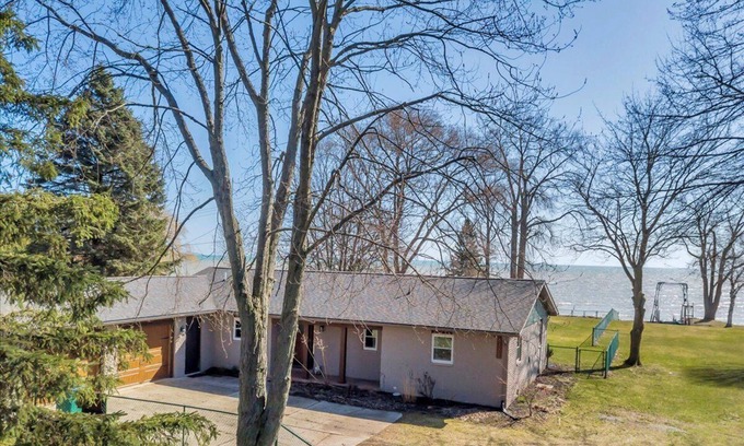 Jeddo House | YOUR OWN PRIVATE BEACH GETAWAY! Fantastic 3 Bed 2 Full Bath LAKE FRONT Home!