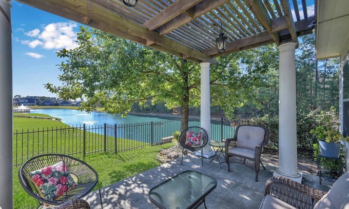 Conroe House | Your peaceable kingdom on the lake in Conroe Texas