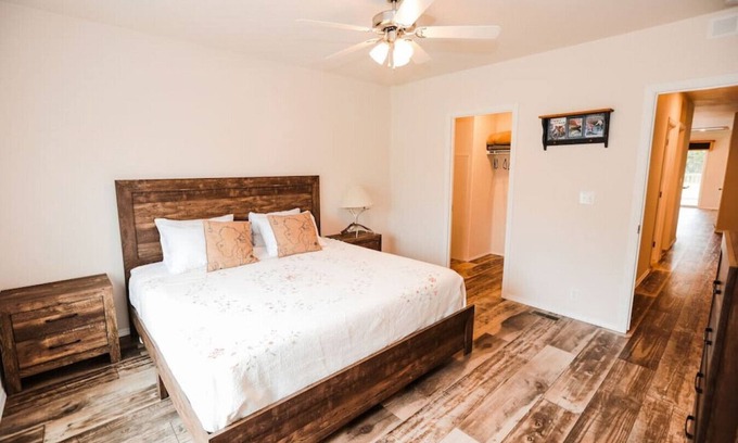 Forks House | Your perfect Base Camp: Central, pet friendly w/Starlink