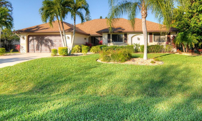 Caloosahatchee Villa | Your Perfect Getaway On The Canal With Heated Pool & Free Wifi