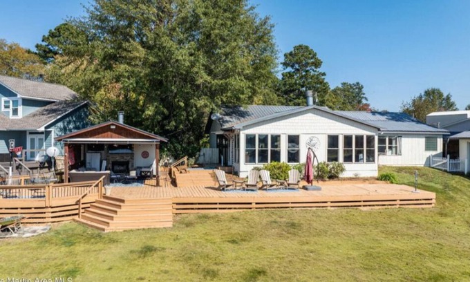 Jacksons' Gap House | Your Perfect Lakeside Retreat. 3 BR, 3.5 Bath. Breathtaking sunset views!