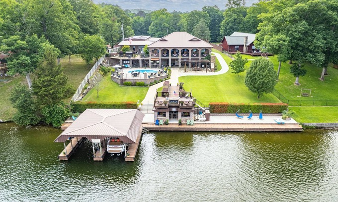 Mid America House | Your PRIVATE Hot Springs Lake Hamilton Vacation Paradise