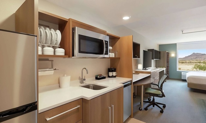 East Mesa Hotel | Your Private Retreat! Outdoor Pool, Free Breakfast, Pets Allowed, Free Parking!