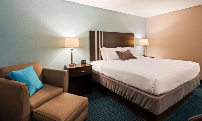 Blaine House | Your Relaxing Getaway Awaits! Free Breakfast and Parking, Onsite Dining