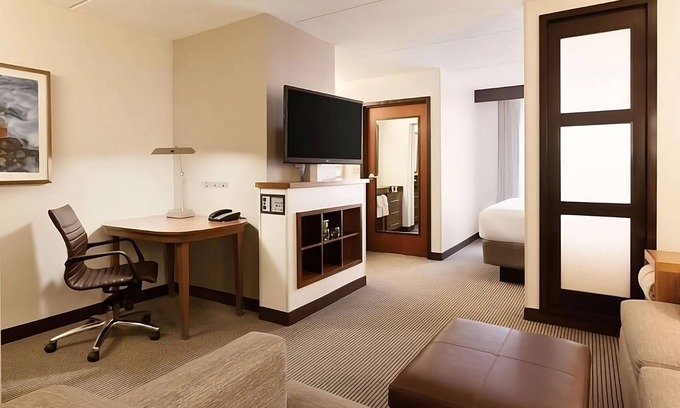Gwinnett Place Apartment | Your Relaxing Getaway Awaits! Family-friendly Unit. Near Bunten Road Park!