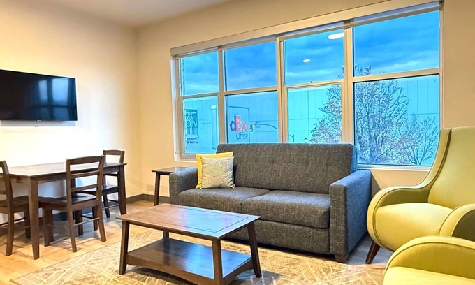 Riverside Apartment | Your Remarkable 2 Bed Travel Apartment Near Riverpark Square Mall