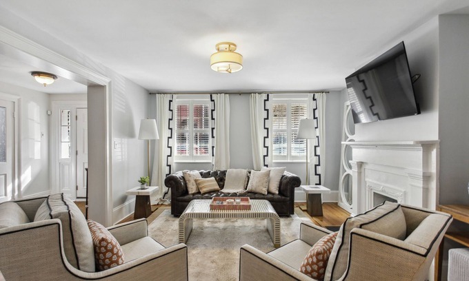Historic Downtown Savannah House | Your Savannah House: Picturesque Inside and Out! Walk to Everything