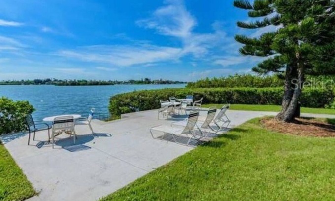 Largo Condo | Your Slice of Paradise: 1-Bedroom Condo on the Intercoastal.