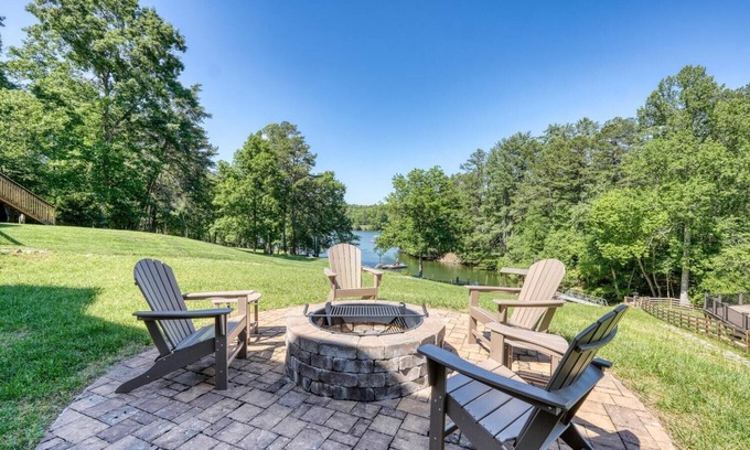 Blairsville House | Your Ultimate Lake Nottely Escape - Waterfront, Wineries, & Firelit Nights!