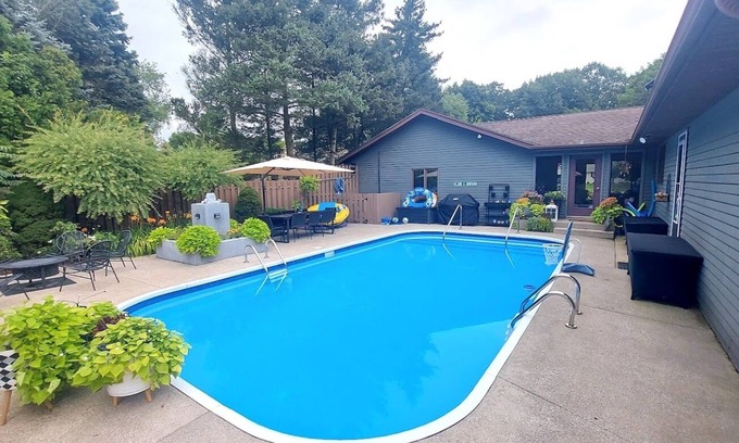 Macatawa House | Your Very Own Private Resort with Pool and Hot Tub – Chill Vibes Await!nnnn