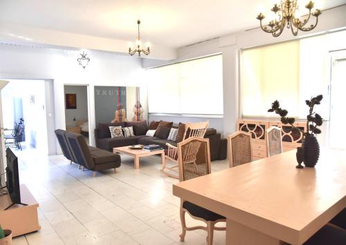 Ilioupoli Apartment | Ypsilon IconicAthensHome 140m2 Family & Pet Friendly Luxurious 3 bdm apt, Acropolis 10 min taxi drive for 8 euro, Quiet central neighborhood, shopping 2 min walk, fast wifi, free parking, Park with running track, across the street