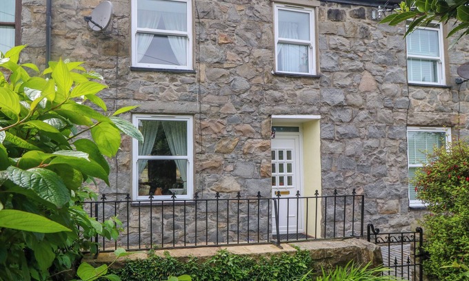 Trefor Cottage | YR ENCIL, pet friendly, character holiday cottage in Trefor