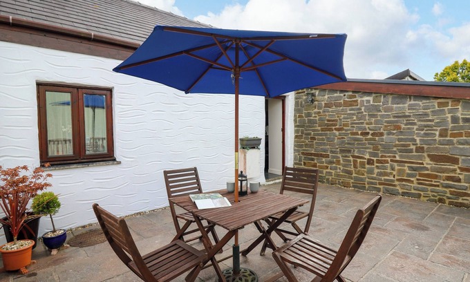 Carmarthen Cottage | YR HEN YSGUBOR, pet friendly, with a garden in St Clears