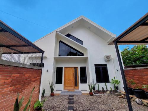 Bangunjiwo Villa | Yustien Homestay Jogja 3 Bedroom - Private Villa