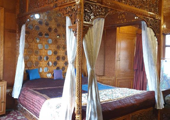 Nagin Bagh Hotel | Zaffer Group Of Houseboats