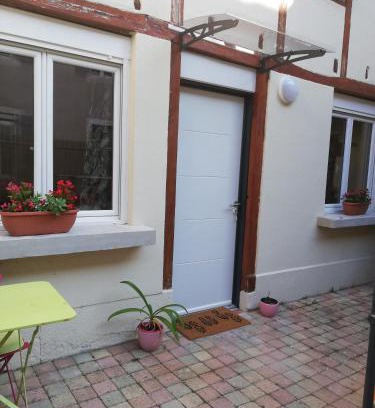 Plombiees-Les-Dijon Apartment | Zahra dor