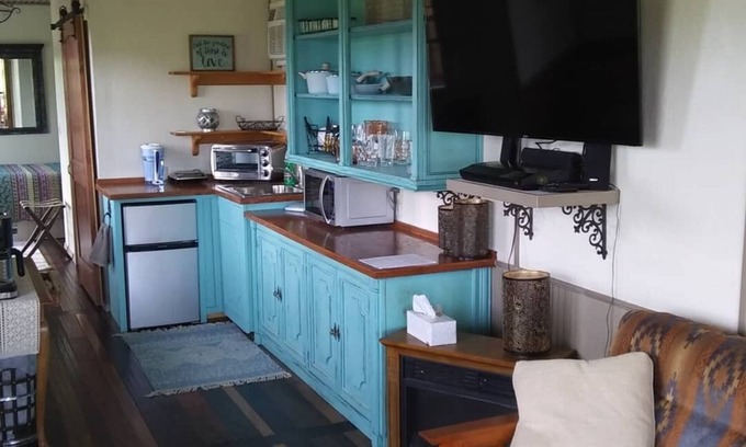 Kerrville Cottage | Zannabella -Valley View Lodge - scenic views-breakfast included