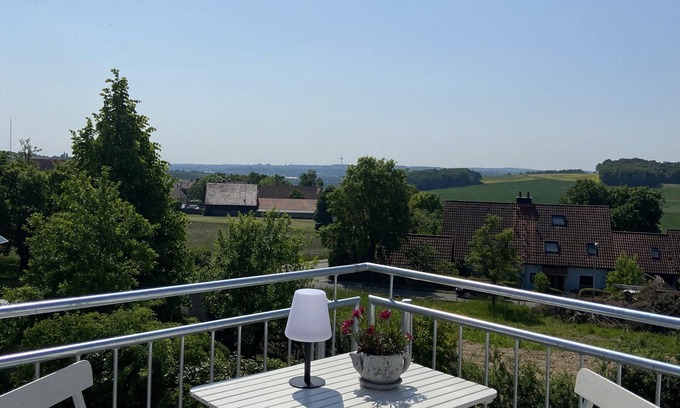 Pettendorf Apartment | Zeit zum Wohlfühlen, Fewo Hofmark mit Blick Nach Regensburg
