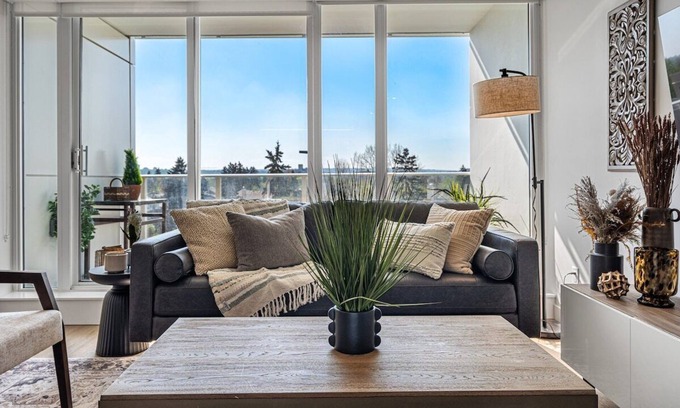 Hillhurst Apartment | Zen Hideaway in Trendy Kensington w Prkg
