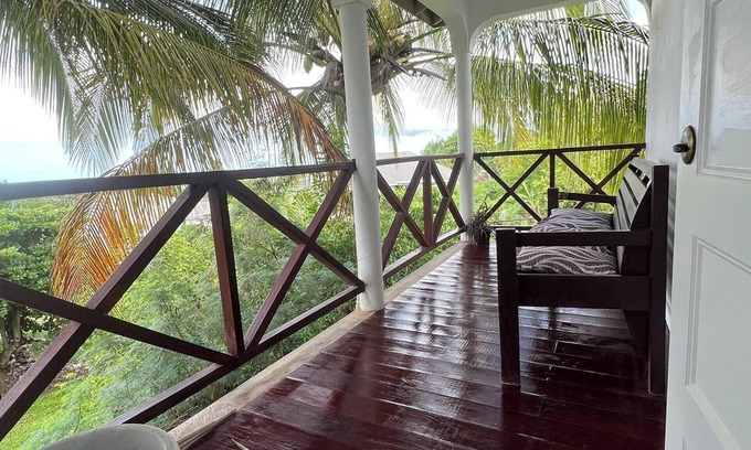 West Coast House | Zenbreak The Tree House Apartment