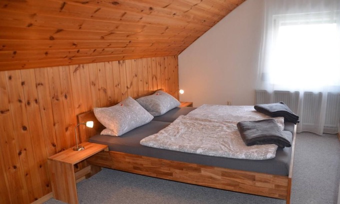 Frauenau Apartment | Zentral gegelgene Ferienwohnung mit 2 Schlafzimmern und WLAN