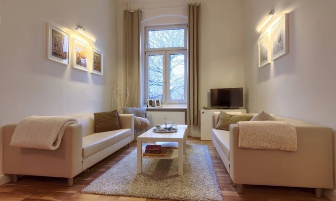 Tempelhof Apartment | Zentrumsnah und Trotzdem im Grünen Eingerahmt von Zwei Großzügigen Parkanlagen